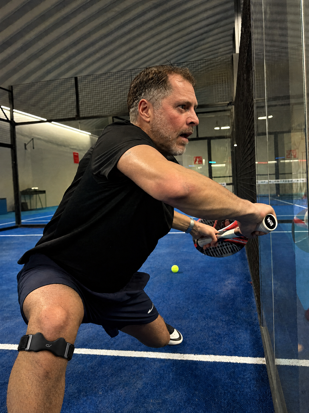 Man speelt padel met de Corevion Move onder de knie