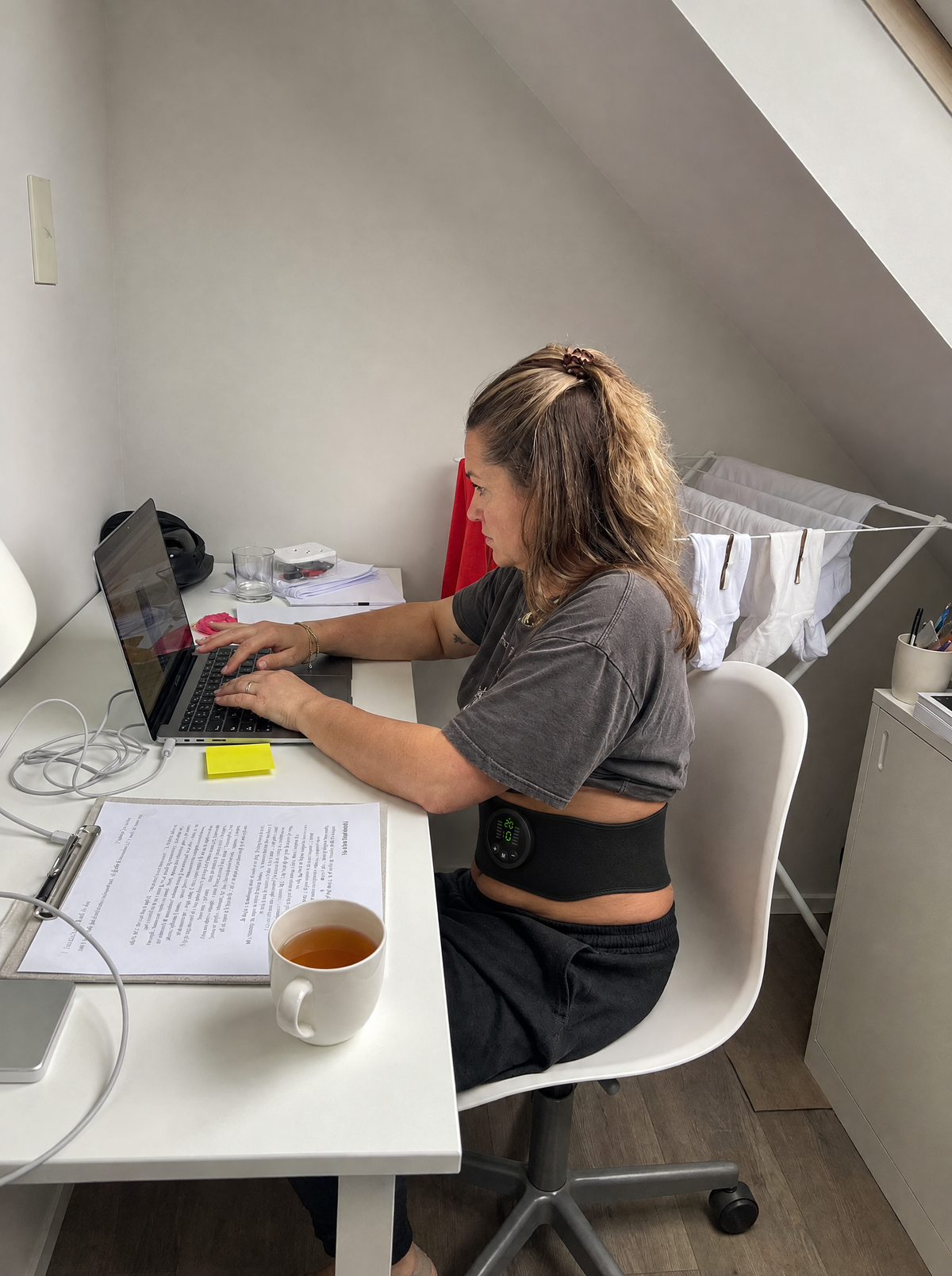 Vrouw aan haar bureau op zolder met de Corevion Core Trainer om