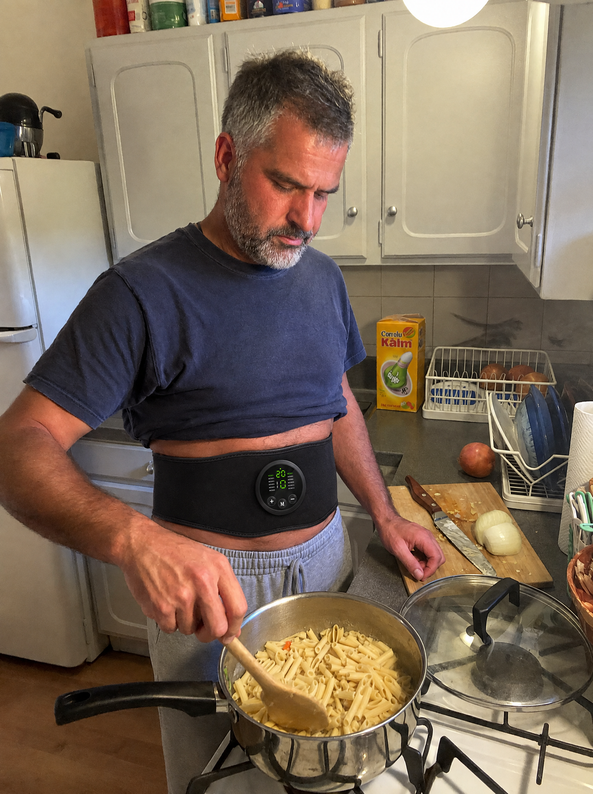 Man kookt pasta in zijn keuken met de Corevion Core Trainer om